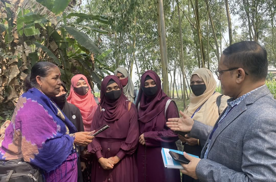 Today, the Building Scientists for Bangladesh team coordinated an engaging tour for 22 sociology (1)