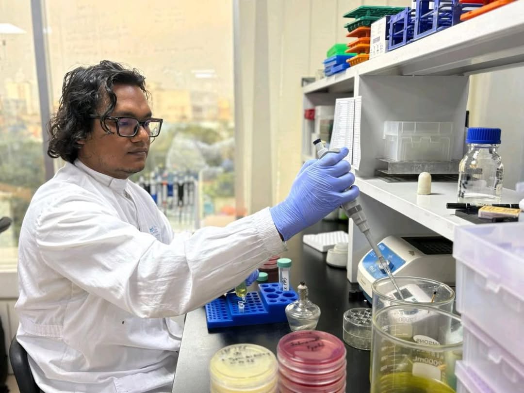 Meet Al Amin, a passionate Research Investigator at CHRF!Along with CHRF’s incredible Phage Team (1)
